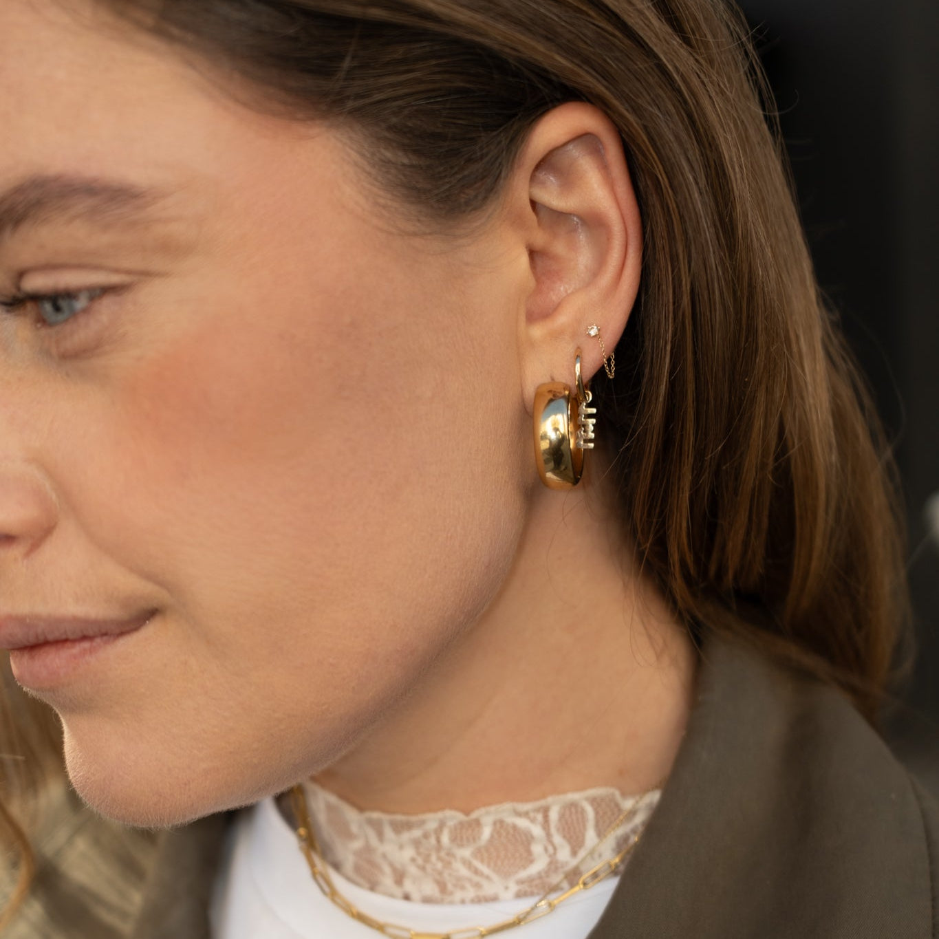 SHORT BOLD HOOPS