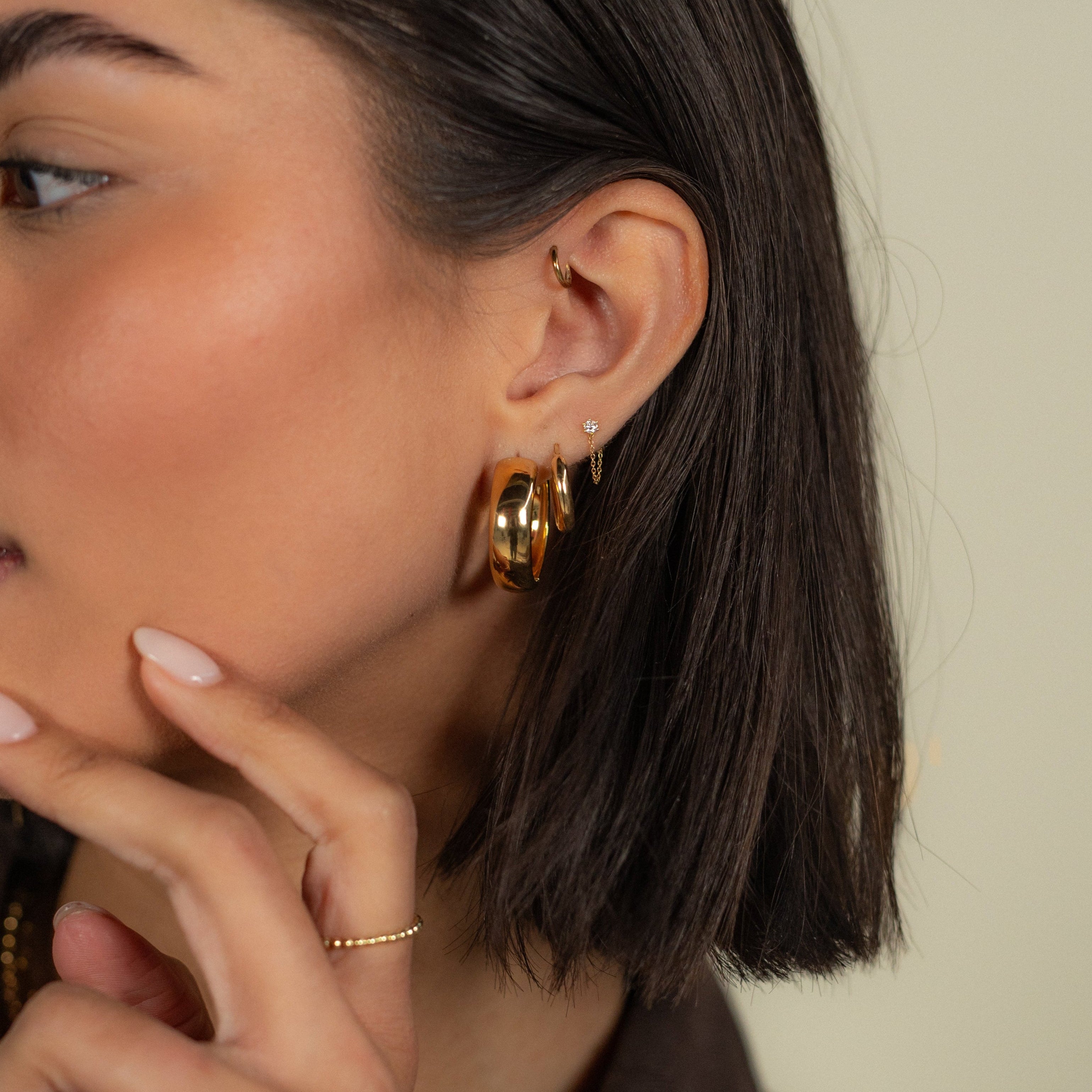 SHORT BOLD HOOPS
