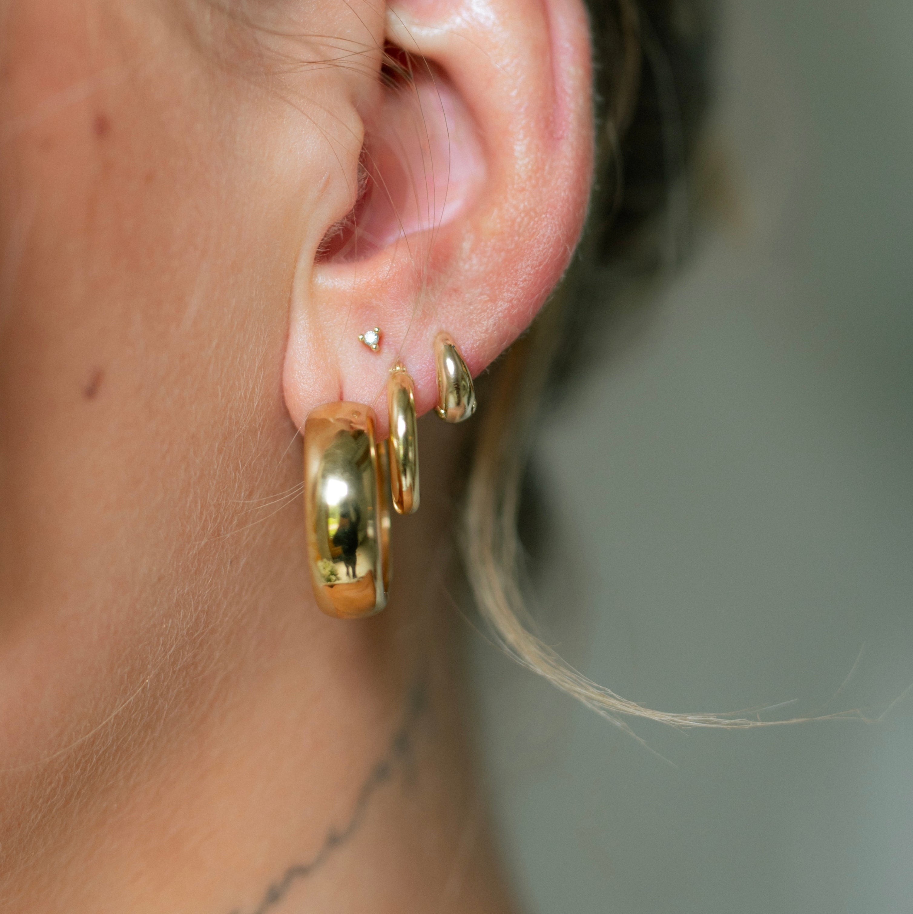 SHORT BOLD HOOPS