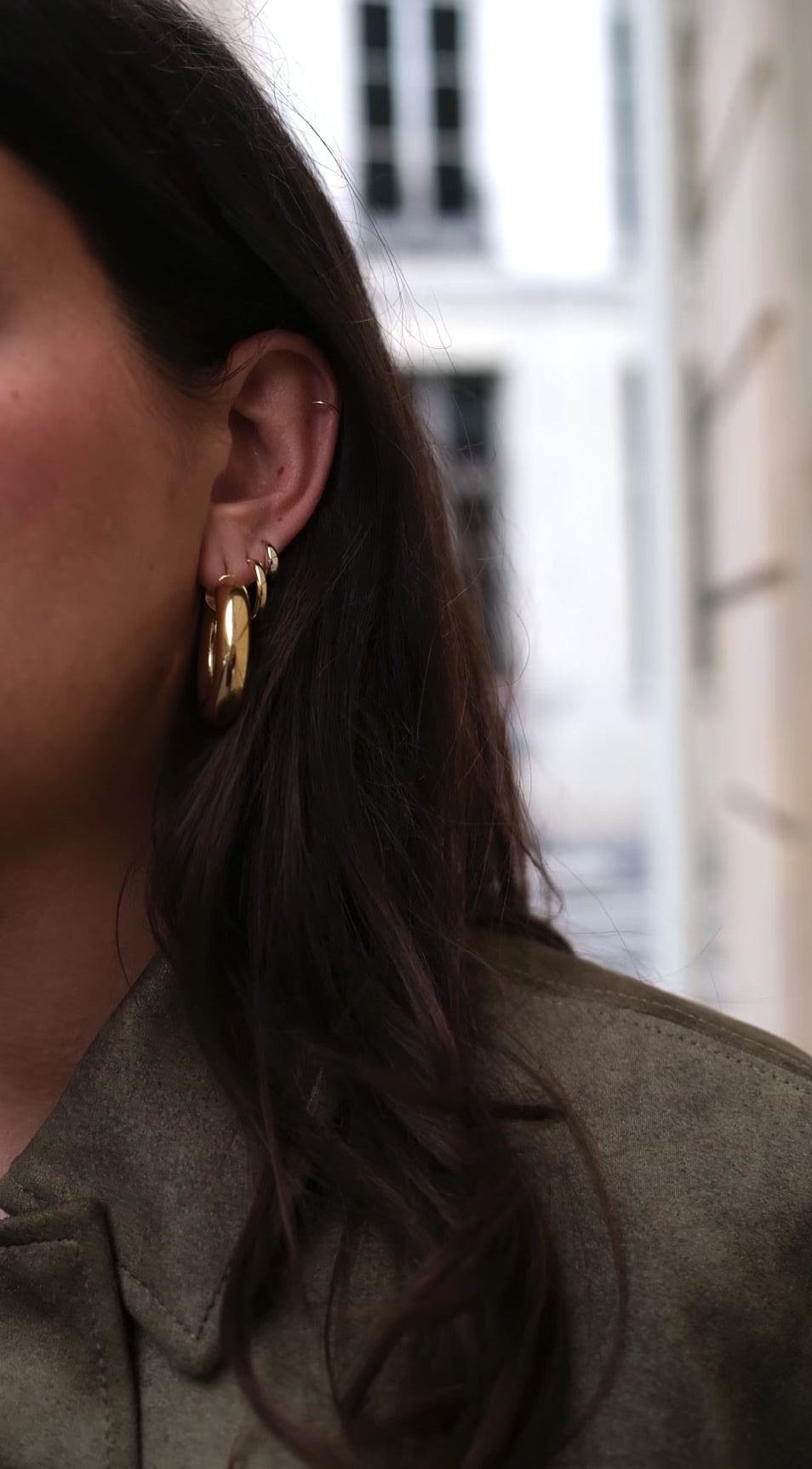 Load video: ESSENTIAL SMALL HOOPS